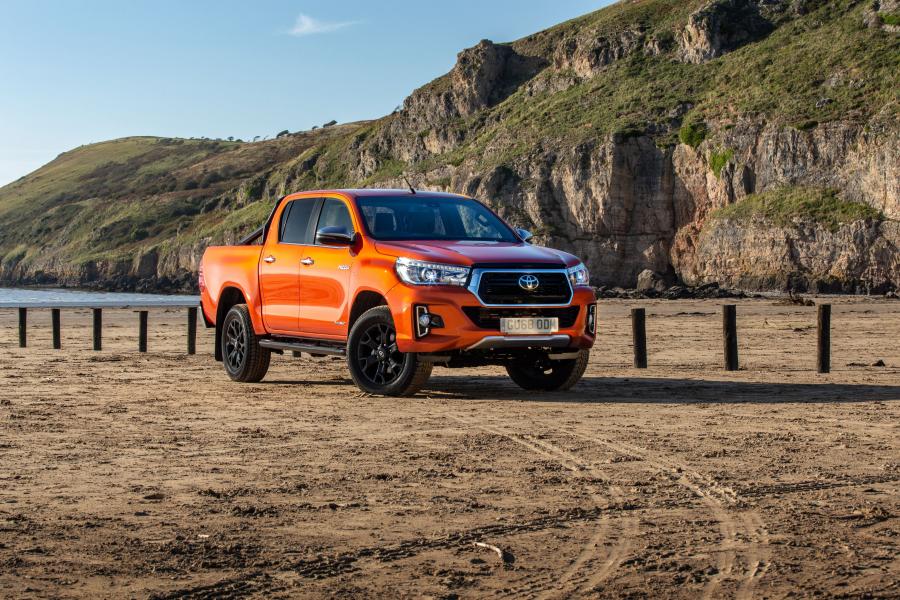  Toyota Hilux Invincible X Double Cab 2018 года  (UK) (фото 1 из 40)